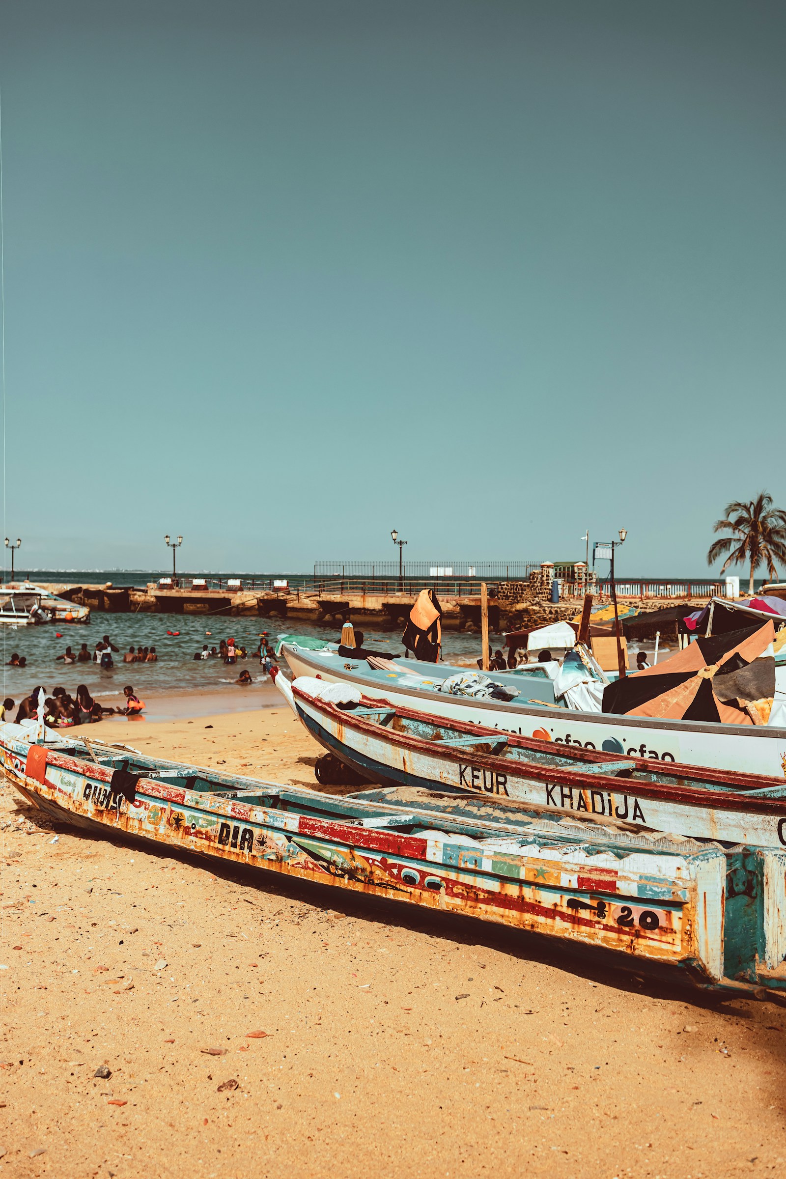 Pirogues colorées sur la côte sénégalaise